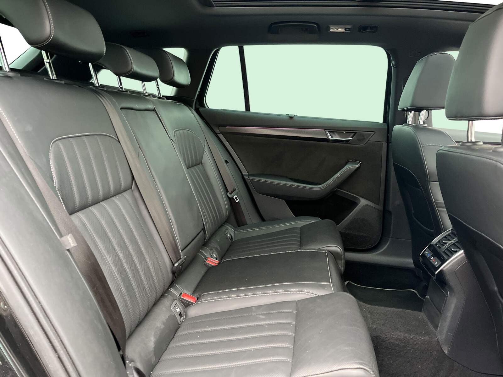 Škoda Superb Combi - zdjęcie 19
