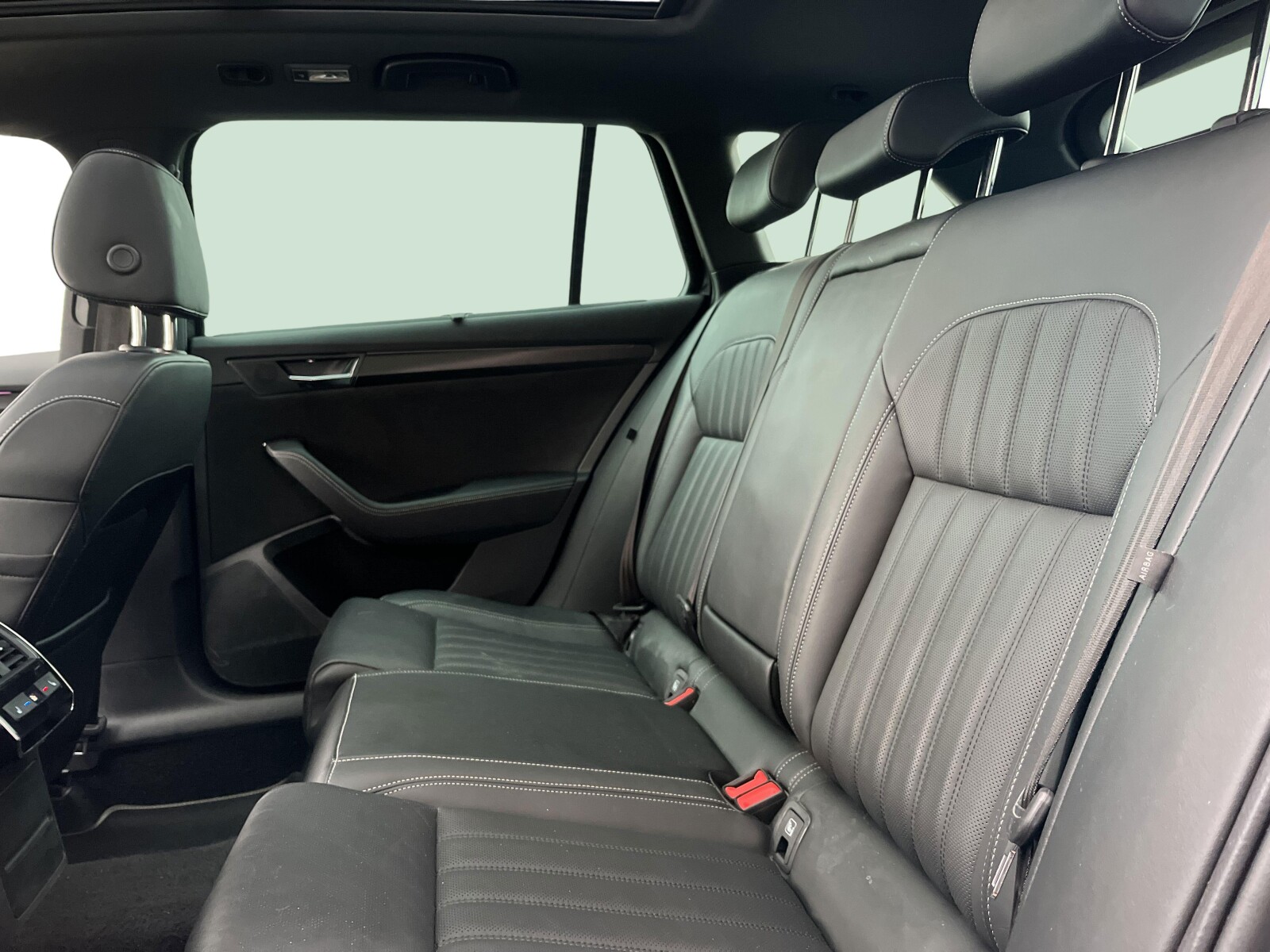 Škoda Superb Combi - zdjęcie 13