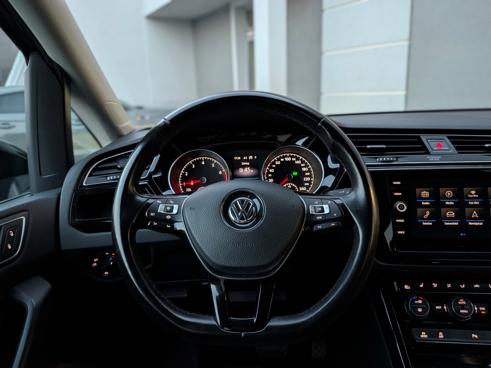 Volkswagen Touran - zdjęcie 15