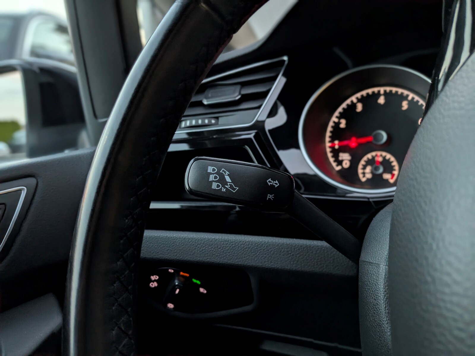 Volkswagen Touran - zdjęcie 18