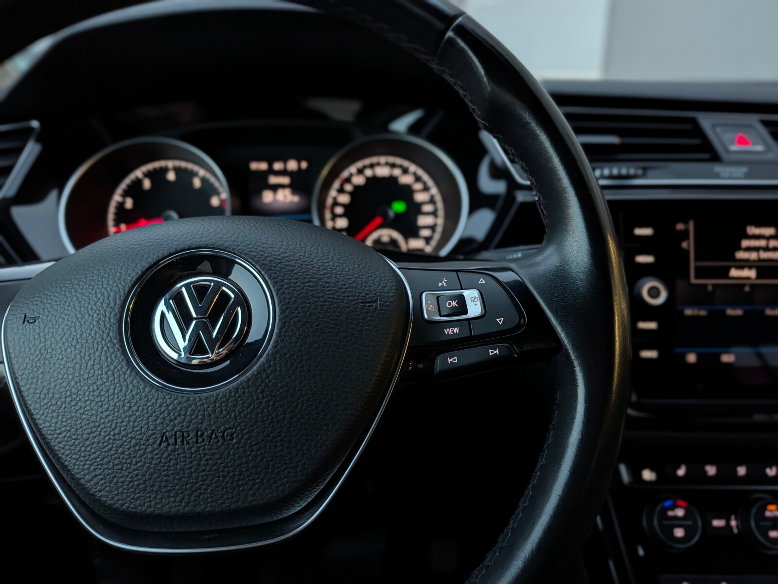 Volkswagen Touran - zdjęcie 17