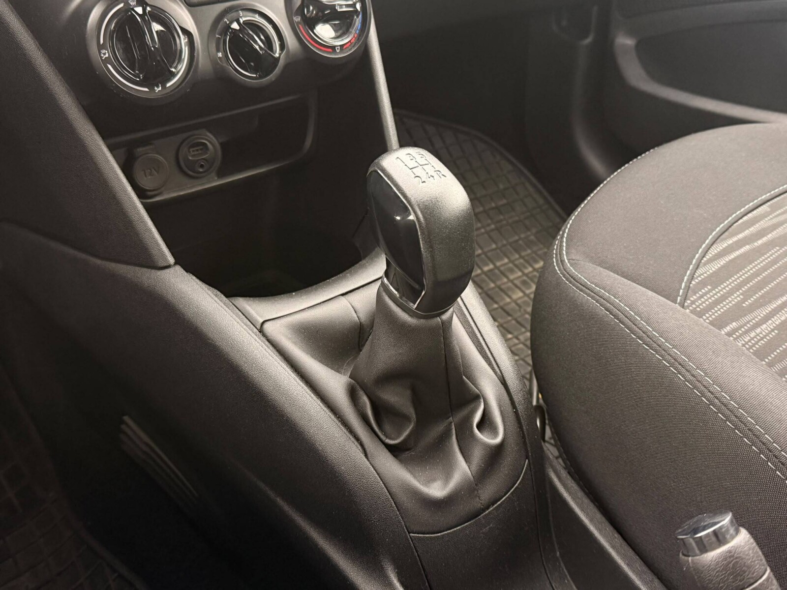 Peugeot 208 - zdjęcie 8