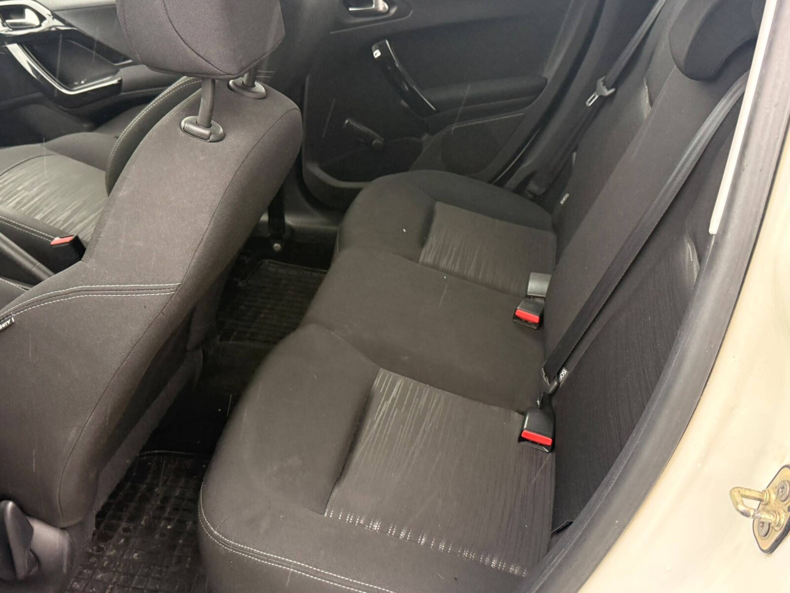 Peugeot 208 - zdjęcie 4