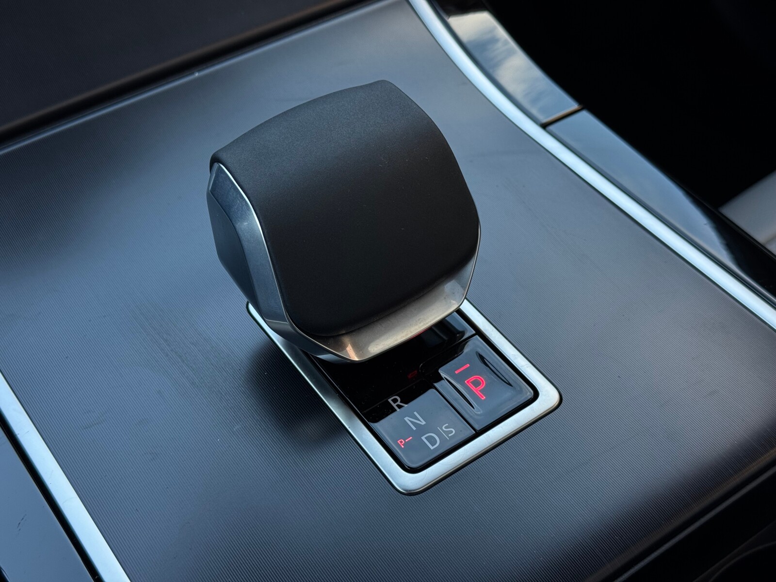 Land Rover Range Rover Velar - zdjęcie 13