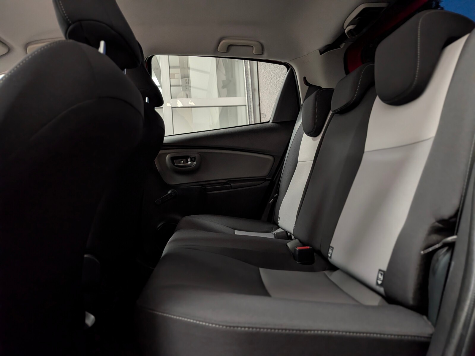 Toyota Yaris - zdjęcie 8