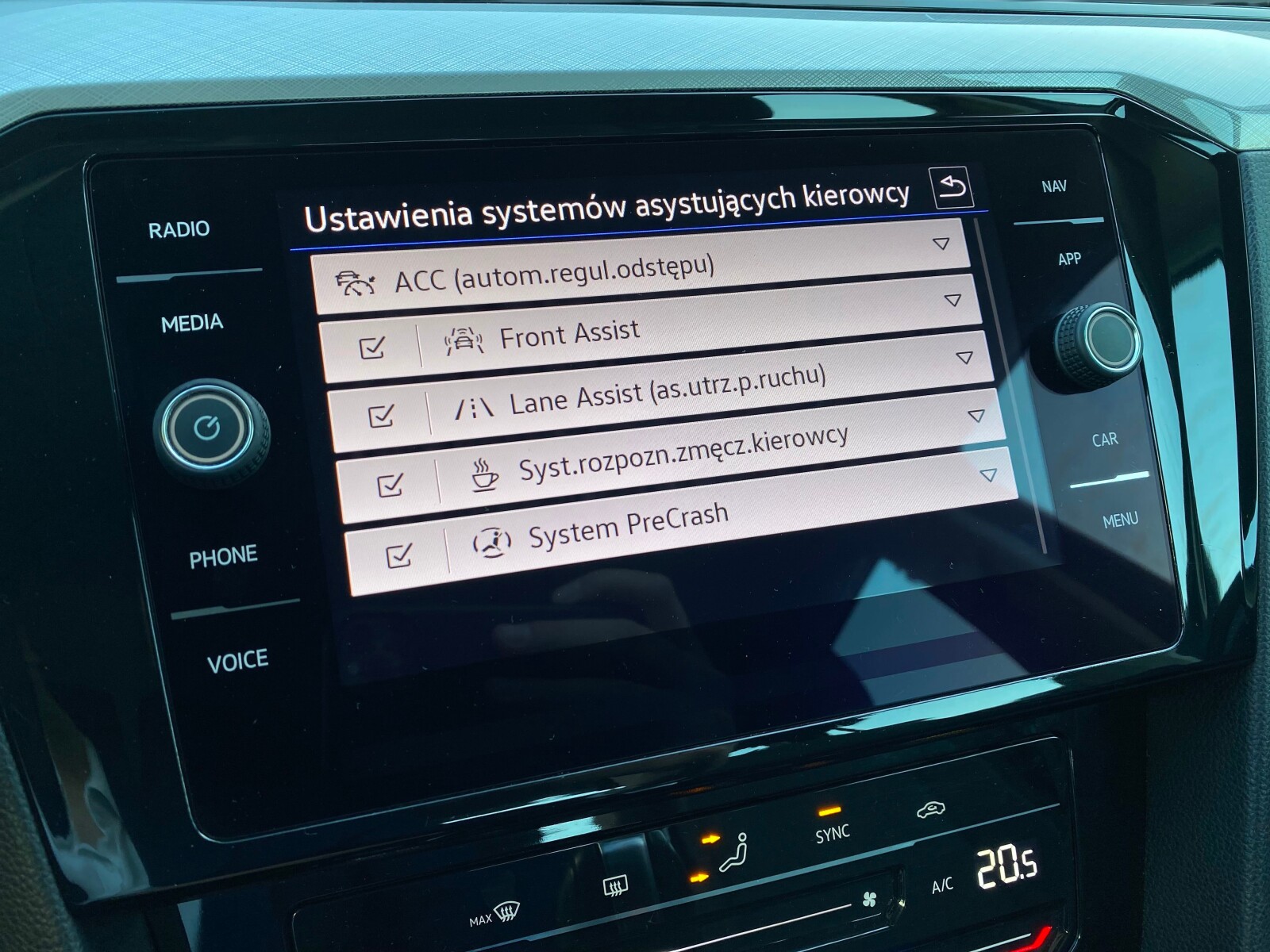 Volkswagen Passat - zdjęcie 37
