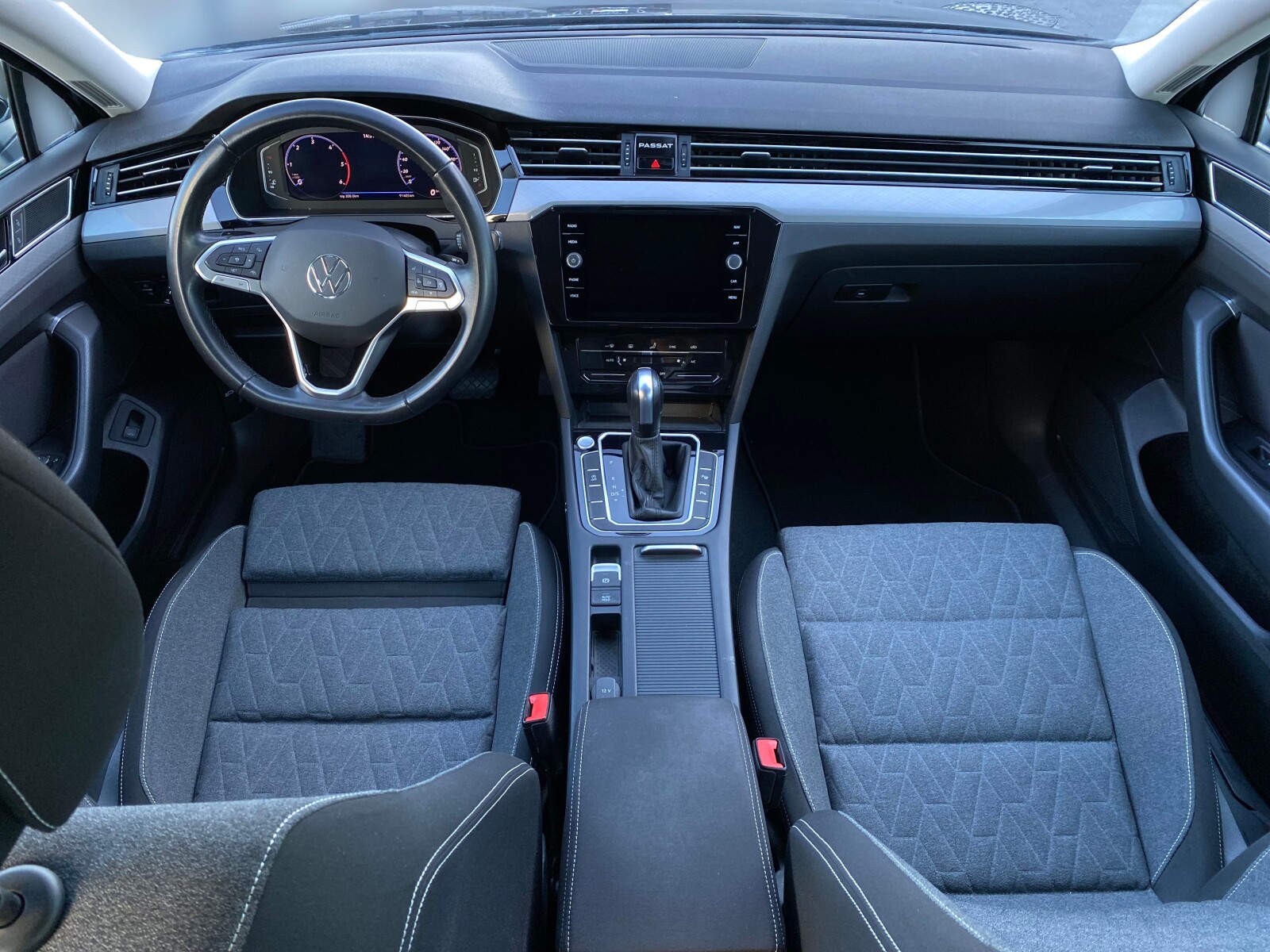 Volkswagen Passat - zdjęcie 12