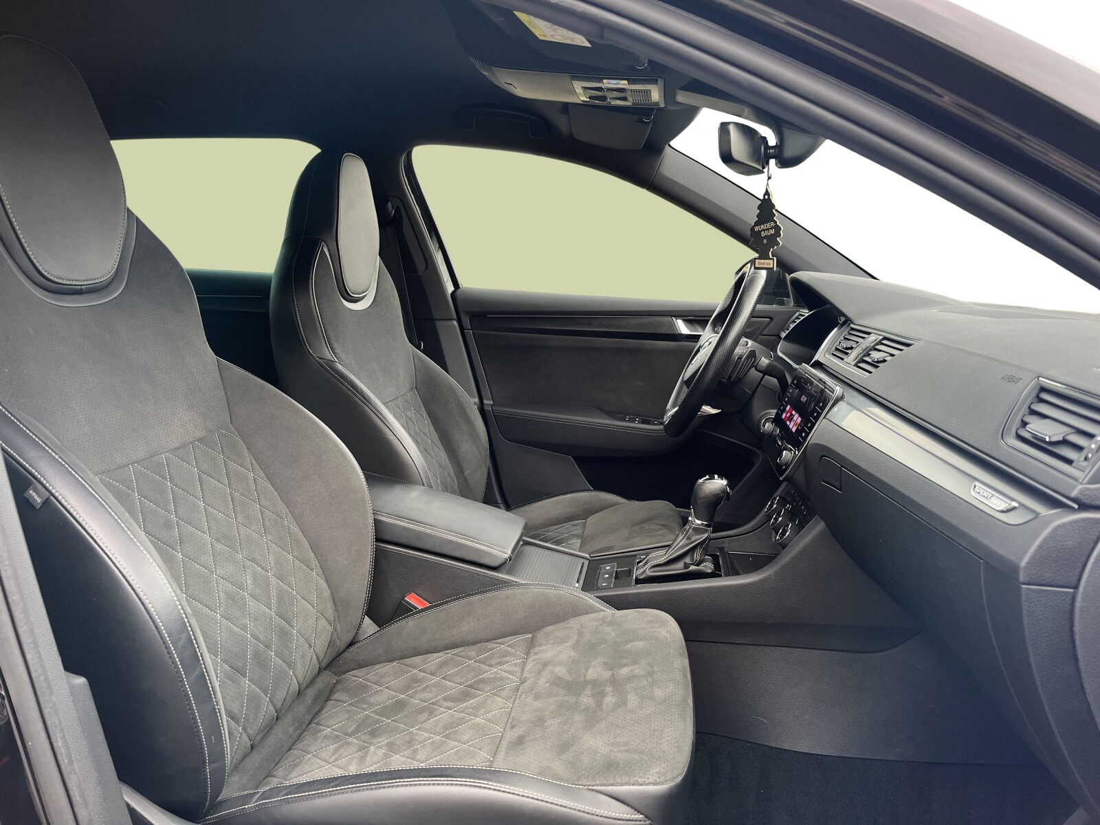 Škoda Superb Combi - zdjęcie 19