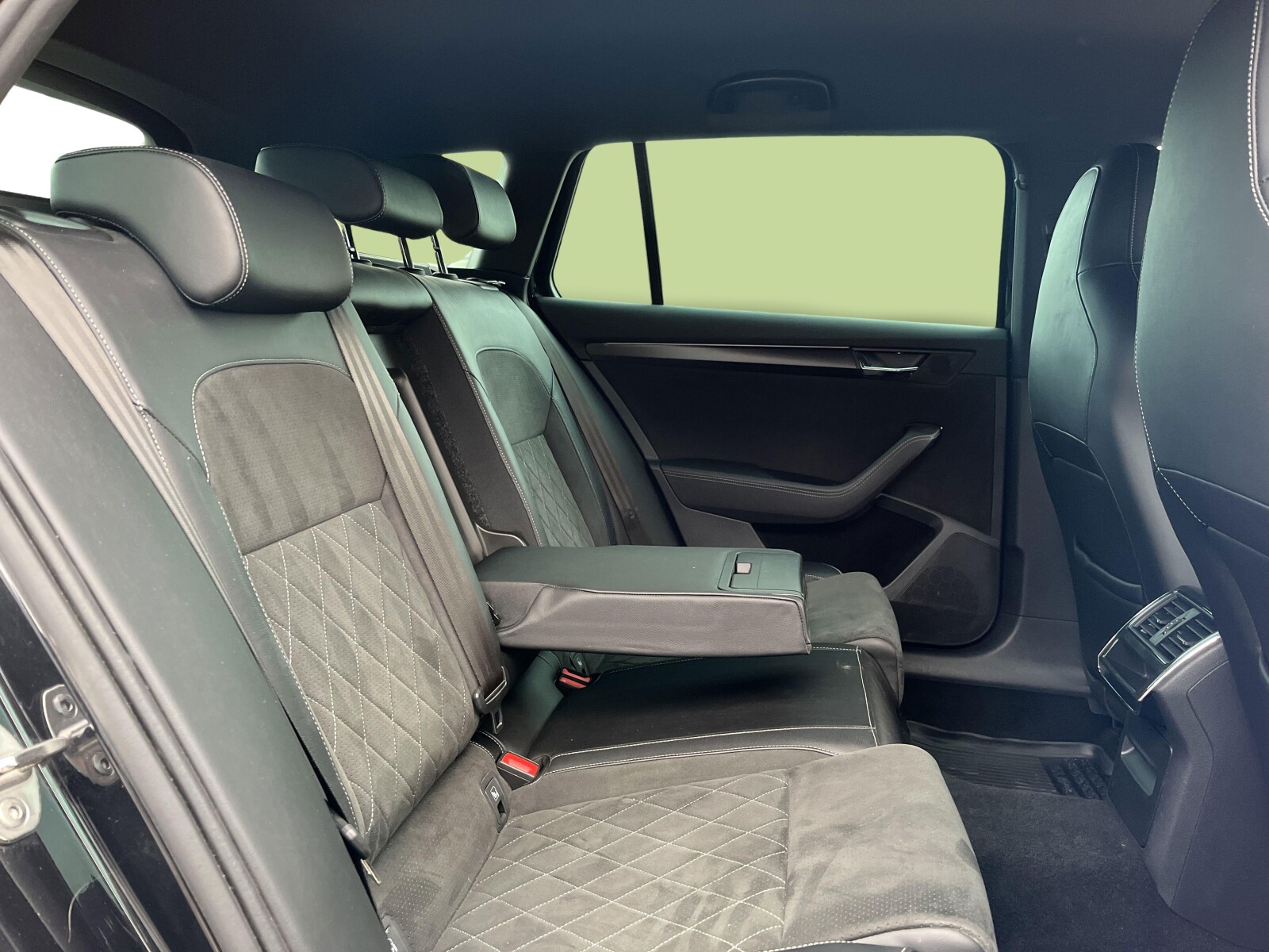 Škoda Superb Combi - zdjęcie 17