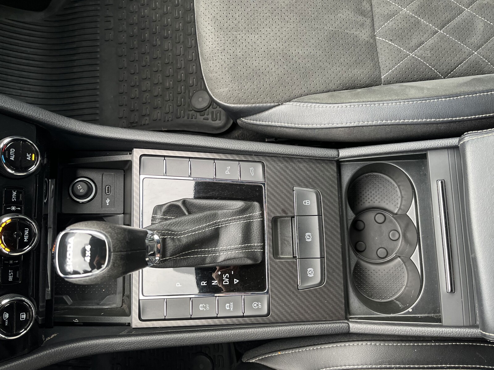 Škoda Superb Combi - zdjęcie 23