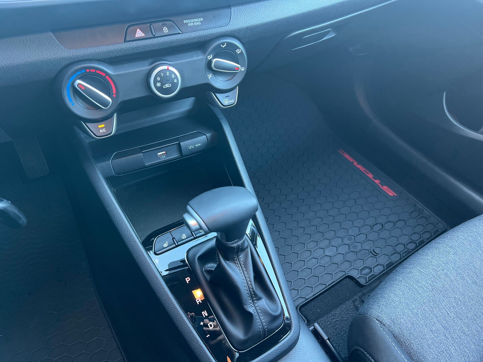 Kia Stonic - zdjęcie 14