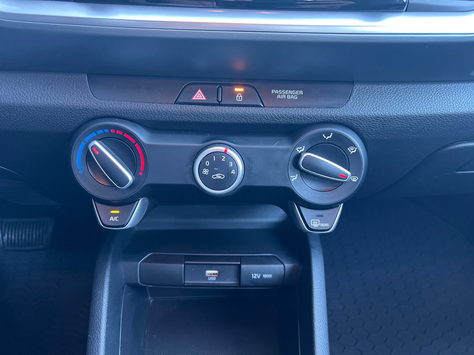 Kia Stonic - zdjęcie 13