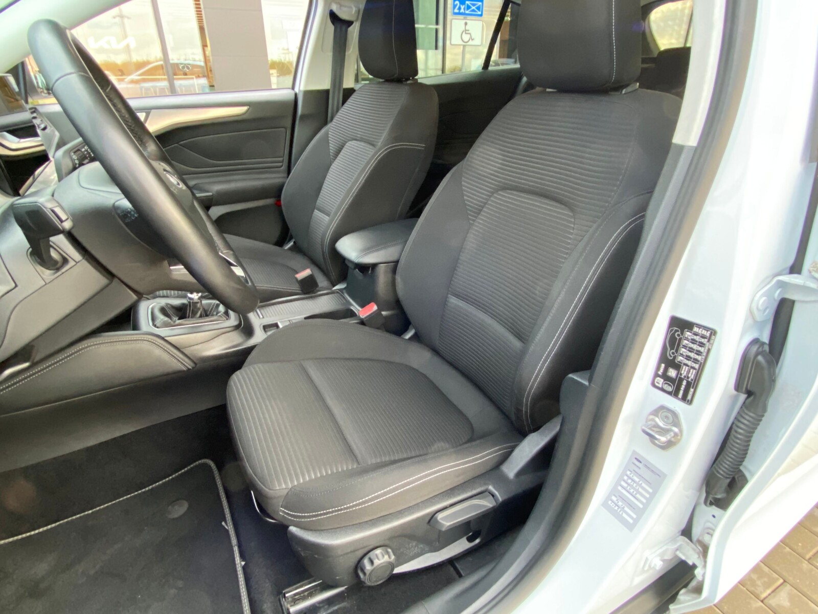 Ford Focus - zdjęcie 9