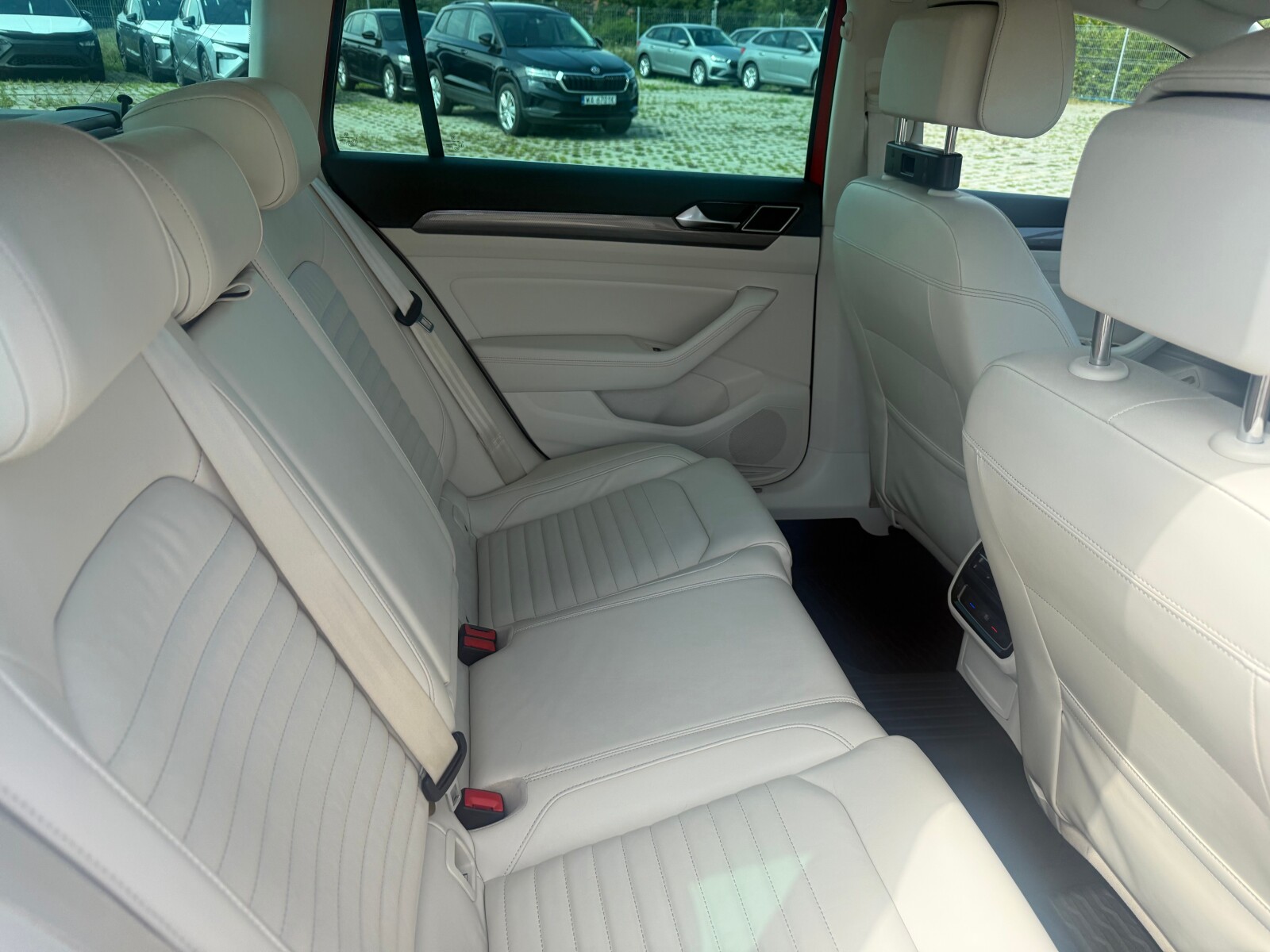 Volkswagen Passat - zdjęcie 16