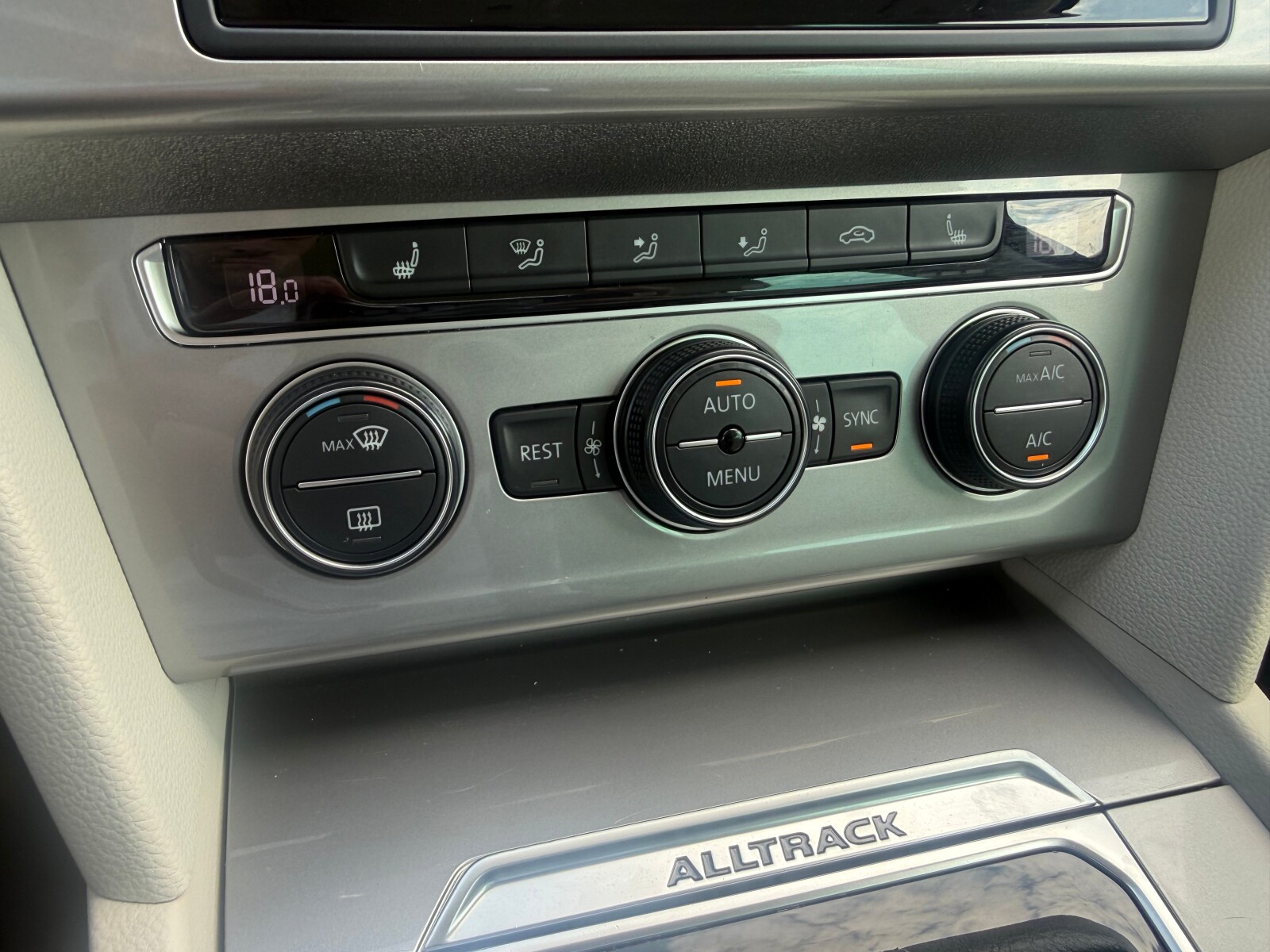 Volkswagen Passat - zdjęcie 30